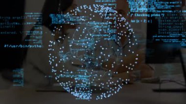 Holografik dünya beliriyor, kadın Stylus 'u dinliyor ve erkek bilgisayarda kod düzeltme yapıyor. Teknoloji, yenilik, takım çalışması, işbirliği, fütüristik, veri, dijital