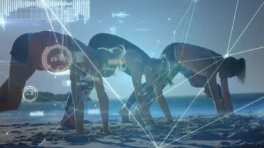 Sahildeki güneş doğumu verileri üzerinde tahta tutan dört antrenman partneri izleme bacakları kaldırıyor gibi görünüyor. Spor, takım çalışması, sağlık, motivasyon, biyomekanik, açık hava, teknoloji