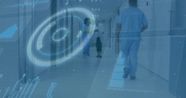 Tıbbi ekip sarı klasör ve tableti tutarken yürüme ve takip etme hareketlerini HUD üzerinden yapıyor. Sağlık, teknoloji, yenilik, takım çalışması, profesyonellik, teşhis, hastane