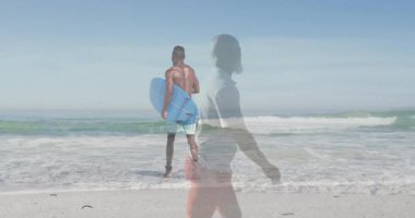 Katmanlı plaj sahneleri çift pozlu sörf tahtasını birleştiren adam koşuyor ve Walker ortaya çıkıyor. Sahil, sahil, okyanus, dalgalar, kıyı şeridi, sörf, sağlık.