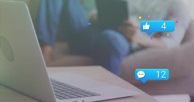 Erkek kullanıcı akıllı telefonları dinliyor sohbet baloncukları yaratıyor sonra tablet etrafında sosyal medya simgeleri yükseliyor. Teknoloji, bağlantı, dijital, yenilik, iletişim, sosyal, modern