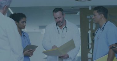 İspanyol erkek doktor, koridordaki dijital kaplamalı tıbbi sohbete işaret ediyor. İşbirliği, takım çalışması, teşhis, sağlık, modern, teknoloji, profesyonellik