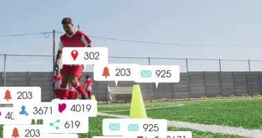 Antrenman topu yerleştirme futbolcusu, nişan uyarısı olarak külahları salya akıtıyor. Sporcu, antrenman, spor, takım çalışması, fitness, açık hava, rekabetçi