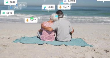 Mavi battaniye üzerinde oturan çift sosyal medyanın gelişimini izleyen uyarıları izliyor. Romantizm, rahatlama, sükunet, açık hava, bağlantı, boş zaman, uyum.