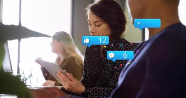 Ofiste tableti tıkırdatan kadın, animasyon takipçilerinin sosyal medya bağlantılarını takip etmesi gibi yorumlar yapıyor. İşbirliği, ağ oluşturma, dijital, iletişim, çalışma alanı, teknoloji, bağlantı