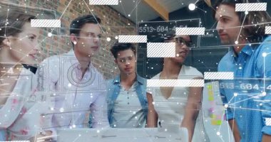 İş adamları verileri incelerken klavyenin üzerinde diyagramları gösteren dizüstü bilgisayarları dinliyorlar. İşbirliği, yenilik, teknoloji, işyeri, veri görselleştirme, takım çalışması, dijital arayüz