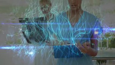 Hemşire tıkırtı panosu ve doktor kaydırma tableti holografik kaplama süpürme penceresini analiz ediyor. Tıbbi, işbirliği, fütüristik, teknoloji, sağlık, profesyonel, yenilik