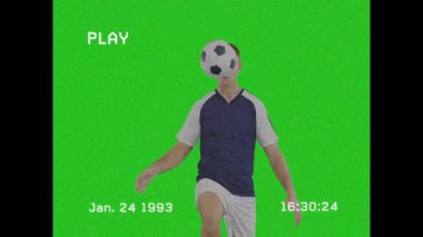 Futbolcu yeşil ekran VHS zaman kodunda spor hokkabazlığı yeteneğini gösteriyor. Dinamik, atletizm, hareket, vintage, eğlence, performans, eğitim