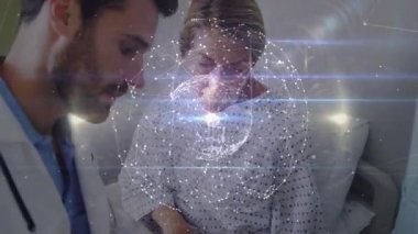 Doktor tableti tıklatıyor ve hasta kayıtlarının incelenmesi için tıbbi holograma neden oluyor. Tıbbi, sağlık, dijital, yenilik, teknoloji, kıdemli, etkileşim