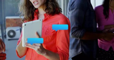 Meslektaşım mesajları tartışırken bir yandan tablet tıkırdatan iş konuşmaları yapan bir kadın. İşbirliği, iletişim, takım çalışması, açık hava ofisi, dijital etkileşim, modernteknoloji, profesyonel