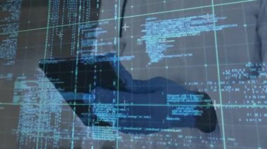 Maskeli doktor sağlık verilerini tararken eldivenli el tıklaması tablet ekranını etkinleştiriyor. Teknoloji, sağlık, teletıp, dijital, yenilik, profesyonellik, fütüristik