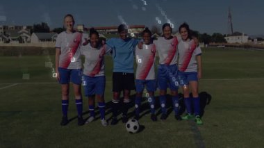 Altı futbolcu topun arkasında kol kola yürürken ikili kodlar teknoloji markalaşması için kullanılıyor. Sporcular, takım çalışması, stadyum, fitness, yenilik, işbirliği, dijital