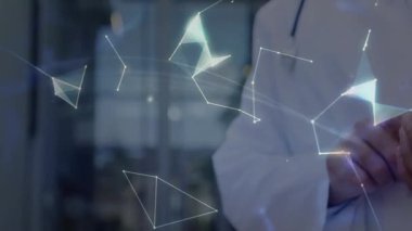 Akıllı telefonu dinleyen, holografik medikal küreye ağ projeksiyonunu aktive eden bir doktor. Teknoloji, yenilik, bağlantı, dijital, fütüristik, veri, sağlık