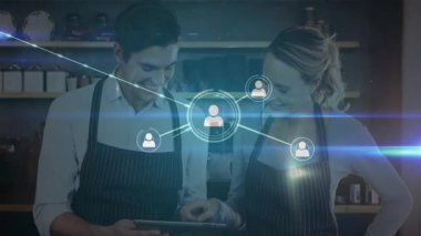 Kafede barista ikilisi tableti tıkırdatıyor, dışarı doğru yayılan animasyon müşteri ağı düğümlerini canlandırıyor. İşbirliği, iletişim, teknoloji, dijital, bağlantı, ağ, çalışma alanı