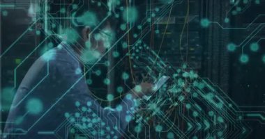 Tablet üzerinde ağ denetleme teknisyeni ayarları ve test ağı için ethernet kablosu yerleştiriliyor. Sunucu, teknisyen, altyapı, bağlantı, dijital, endüstriyel, teknoloji