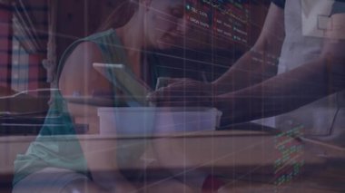 Tabletten 3D mimari modeli aşıran kadın, mimari inceleme için ayrıntıları gösteren adam. İşbirliği, yenilik, teknoloji, çalışma alanı, planlama, iş arkadaşları, beyin fırtınası