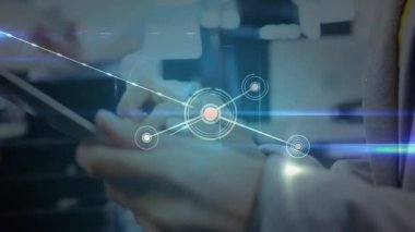 Akıllı telefonu dinleyen ve dijital ağ grafiğini etkinleştiren kadın teknoloji toplantısı için ofiste. Teknoloji, bağlantı, yenilik, iletişim, dijital, profesyonel, fütürist