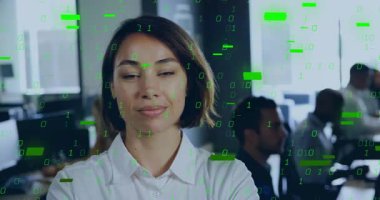 Dijital kod ortaya çıkarken ve veri güvenliğini gösterirken kollarını kavuşturan kadın. Teknoloji, siber güvenlik, yenilik, veri koruması, ilerleme, dijital dönüşüm, profesyonel