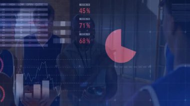 Ekip masanın etrafında dijital gösterge paneliyle oturup çizelgeleri ve iş incelemesi için haritayı gösteriyor. Veri görselleştirme, analitik, kurumsal, modern, işbirliği, ilerleme, yenilik