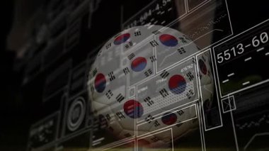 Top top oyuncu bacağından tekme alırken, yuvarlanırken ve dönerken HUD panelleri verileri güncellerken. Futuristik, teknoloji, dijital, spor, animasyon, arayüz, performans