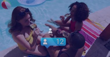 Arkadaşlar bilardoda şarap yudumlarken canlı yayın ikonu beliriyor, izleyici sayısı sosyal avatarlarla artıyor. Boş zaman, kutlama, açık hava, canlı, sosyal, rahatlama, yaşam tarzı.