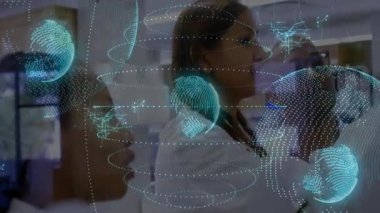 Tıbbi ekip laboratuvarda ortaya çıkan holografik küreleri gözlemliyor, zoom yaparak sağlık haritalarını düzenliyor. Gelecekçi, yenilikçi, işbirliği, teknoloji, sağlık, görselleştirme, bilimsel