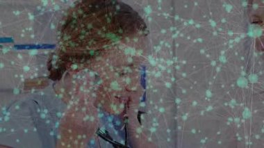 Doktor steteskop alıp klinikte tıbbi değerlendirme için hastanın göğsünü dinliyor. Tıbbi, sağlık, klinik, profesyonellik, teşhis, danışma, uzmanlık