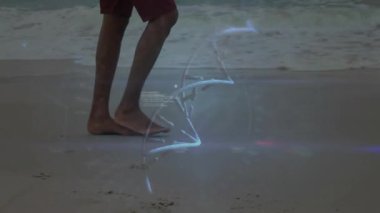 Sahilde çıplak ayakla yürüyen bir adam ıslak kumun üzerine basıyor ve teknoloji sarmalı masum metni ortaya çıkarıyor. Dijital, fütüristik, minimalist, teknoloji, yenilik, ifade, tefekkür