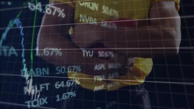 Futbolcu topu elinde kamera olarak tutarak borsa grafikleriyle dalgalanan dalgalanmayı gösteriyor. Sporcu, finans, yatırım, veri, analitik, teknoloji, rekabet