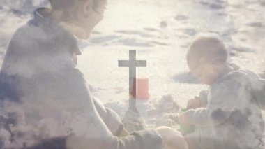 Eğitimli anne plajda oturmuş, yeni doğan çapraz şekil ve bulutlarda kürek kullanarak bebeğe rehberlik ediyor. Aile, bağ, çocukluk, eğlence, ilham, sükunet, minimalizm