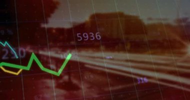 Alacakaranlıkta yol üzerinde kıvrılan ışık çizgileri kaybolan sayısal etiketlerin üzerini kaplıyor. Analizler, veriler, teknoloji, yenilik, kentsel, görselleştirme, dinamik