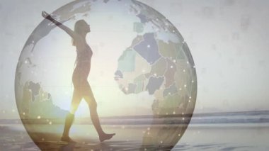 Şafak, yürüyen bir kadının plajda dolaşması, dünyanın haritaları göstermesi, küçük resimlerin teknolojiyi göstermesi. Dinginlik, keşif, bağlantı, dijital, yenilik, minimalist, doğal