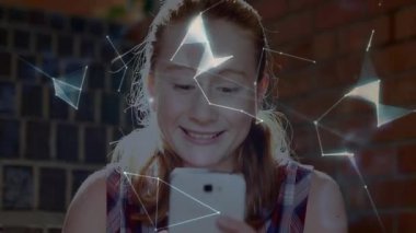 Akıllı telefon yetiştiren ve dinleme yapan bir kız, dönen dünya şeklindeki düğümler, teknolojik keşifler için. Gelecekçi, yenilikçi, dijital, teknoloji, etkileşim, holografi, öğrenme