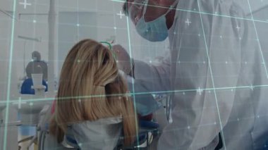 Dişçi sandalyedeki kadına tarayıcı ile yaklaşıyor, dişleri tarıyor ve 3D haritalama için ızgara oluşturuyor. Tıbbi, teknoloji, kesinlik, sağlık, yenilik, tanı, klinik