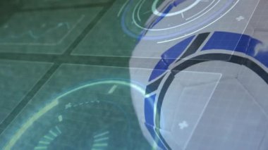 Futbol topu üzerinde halka ve paneller yaratmak, tarama çemberleri oluşturmak ve analiz için top döndürmek. Futuristik, teknoloji, arayüz, dijital, yenilik, spor, sürükleyici