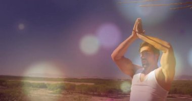 Adam kollarını kaldırıyor meditasyona başlıyor, ellerini duaya indiriyor Bokeh Drift gibi poz veriyor. Meditasyon, maneviyat, sükunet, farkındalık, doğa, refah, dinginlik