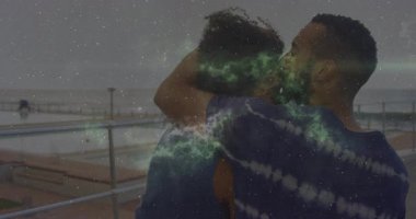 Kozmik nebula oluşturan tahta kaldırımda kucaklaşan çift romantik teknoloji temasını vurguluyor. Romantizm, samimiyet, bağlantı, dinginlik, kozmik, nebula, atmosfer