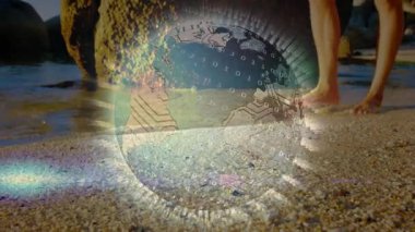 Teknoloji küresi plaj rehberinin üzerinde kayboluyor boş zamanlarında çift haneli kaydırmalarla gezinen adam. Teknoloji, yenilik, dijital, fütüristik, keşif, bağlantı, huzur