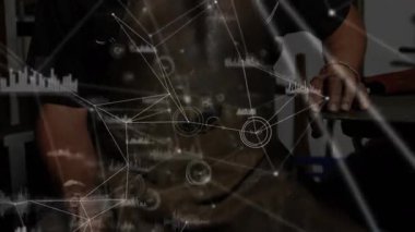 Zanaatkar klempi serbest bırakıyor. Endüstri verilerini gösteren şeffaf örtülerin altında analiz aracı kaldırıyor. Sanayi, işçilik, mühendislik, kesinlik, manuel, onarım, geliştirme