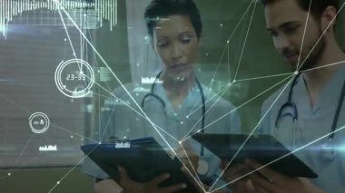 Tıp uzmanları tabletlere bağlanıyor ve hasta ölçümlerini izlemek için 3 boyutlu veri üretiyorlar. Teşhis, sağlık, yenilik, dijital, işbirliği, gelecek, teknoloji