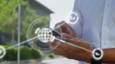 Teknoloji ağı simgeleri dijital içgörü için genişlerken iş adamı akıllı telefonu dinliyor ve kaydırıyor. Teknoloji, bağlantı, yenilik, veri görselleştirme, dijital, geleceksel, kentsel