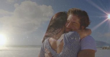 Günbatımı sahilinde kıvılcımlar savrulurken bir kadının erkeği kucakladığı bir hayat tarzı reklamı. Romantizm, samimiyet, huzur, sıcaklık, uyum, şefkat, manzara