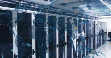 Sunucu raflarında kaybolan dünya haritası, yükselen simgeler, birbirine bağlanan çizgiler, güvenliği gösteren noktalar. Teknoloji, bağlantı, veri, ağ, siber, dijital, analitik