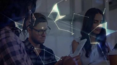 Meslektaşlar veri içgörüleri için dijital küreyi başlatan teknolojide telefonları dinliyor ve tabletleri araklıyorlar. Teknoloji, işbirliği, yenilik, fütüristik, analitik, dijital, bağlantı