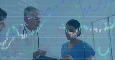 Hemşire tap tableti, hastane koridorunda danışmanlık yapan doktorlar olarak hasta çizelgesi animasyonunu başlatıyor. Tıbbi, işbirliği, profesyonel, tanı, klinik, takım çalışması, modern