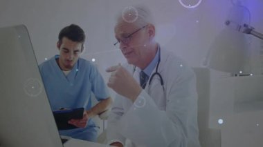 Doktor monitörü işaret ediyor ve hemşirenin mor veri ağı evrimleşirken notlar aldığını gösteriyor. Tıbbi, takım çalışması, profesyonel, işbirliği, analitik, fütüristik, teknoloji