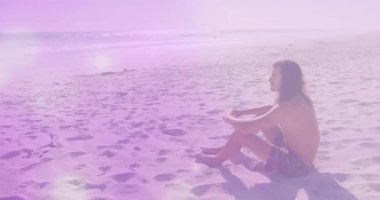 Sahilde çıplak ayakla yürüyen, güneşli yolculuk için oturan adama güneş şapkası sunan bir kadın. Dinginlik, arkadaşlık, rahatlık, doğa, sükunet, yaşam tarzı, açık hava