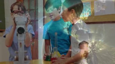 Gözlüklü çocuk laboratuvar arkadaşlarında odak noktasını ayarlıyor mataralara katılıyor, rol değiştiriyor, örnek topluyor. Bilim, eğitim, işbirliği, deney, keşif, öğrenme, sınıf