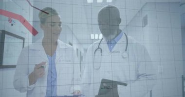 Doktorlar koridorda yürüyor, kırmızı grafiğe başlıyor, şebeke örtüşüyor, pano ve tablet verilerini gözden geçiriyor. Tıbbi, profesyoneller, sağlık, analiz, dijital, tanı, işbirliği