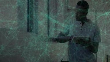 Erkek teknisyen tableti alıyor ve veri analizi için holografik ağı etkinleştiriyor. Gelecekçi, yenilikçi, dijital, bağlantı, çalışma alanı, konsantrasyon, modernite